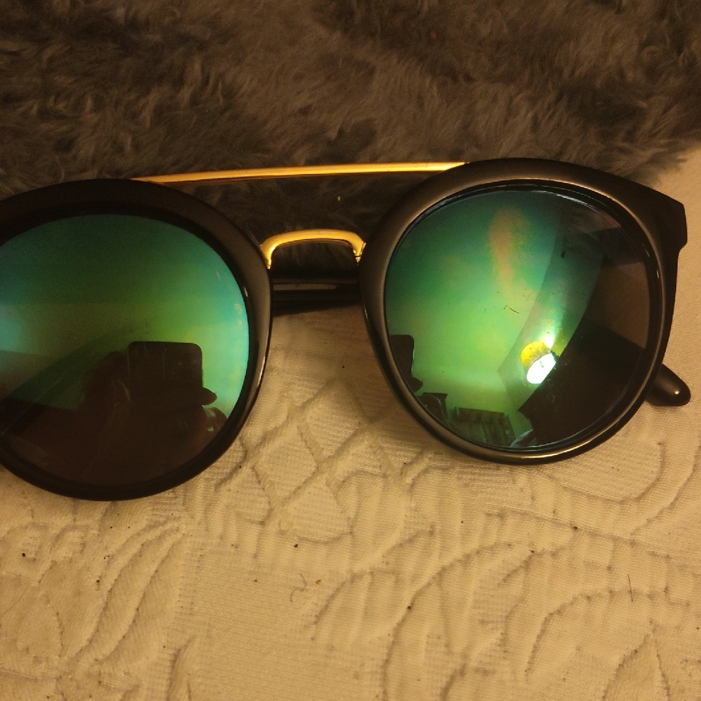 Chic Black and Gold Sunglasses with Green Lenses